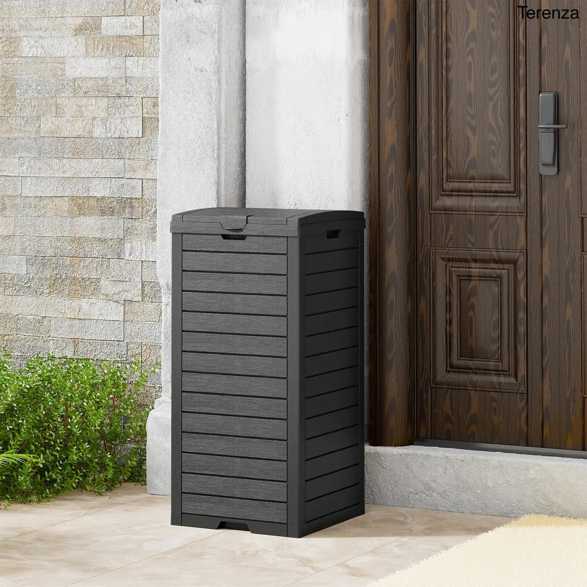 31-Gallon Outdoor Trash Can with Lid & Drip Tray